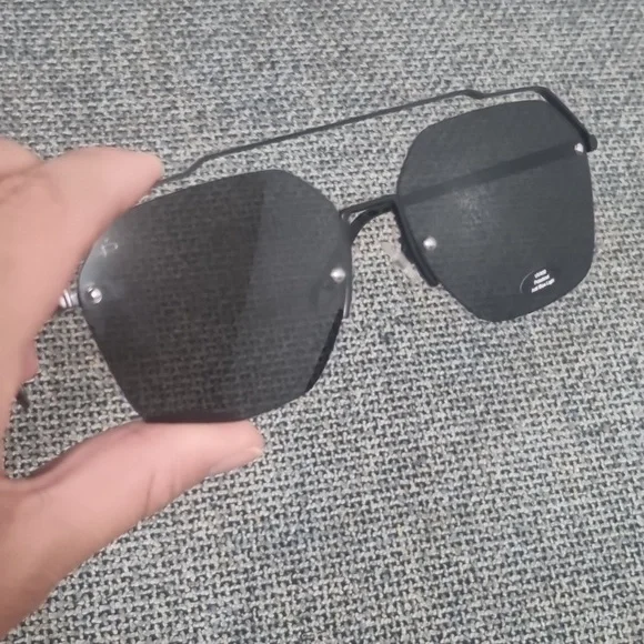 PRIVÉ REVAUX "The One' Sunglasses in Black - Picture 2 of 11